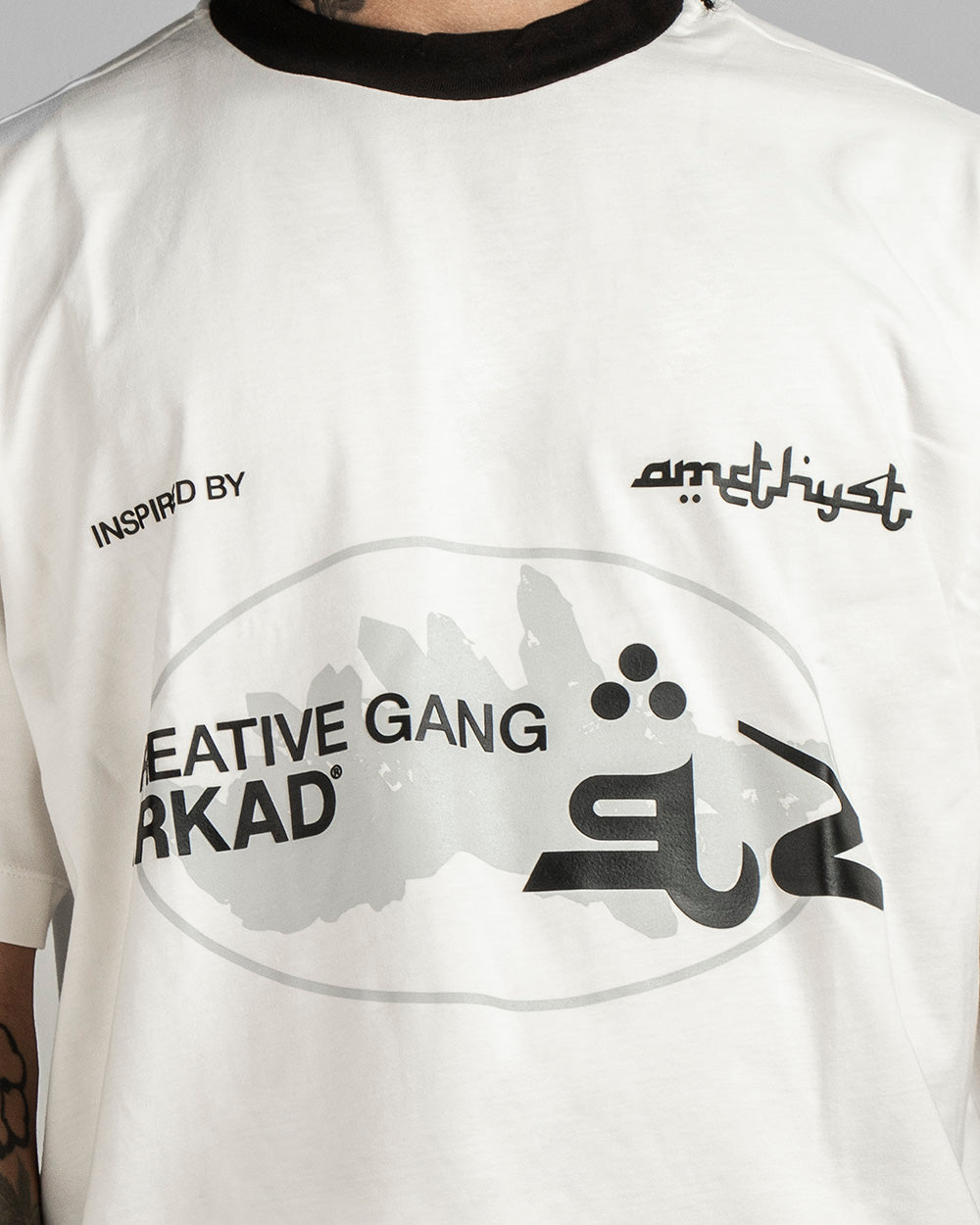 Tshirt Crema Cuello Negro Creative Gang Quartz