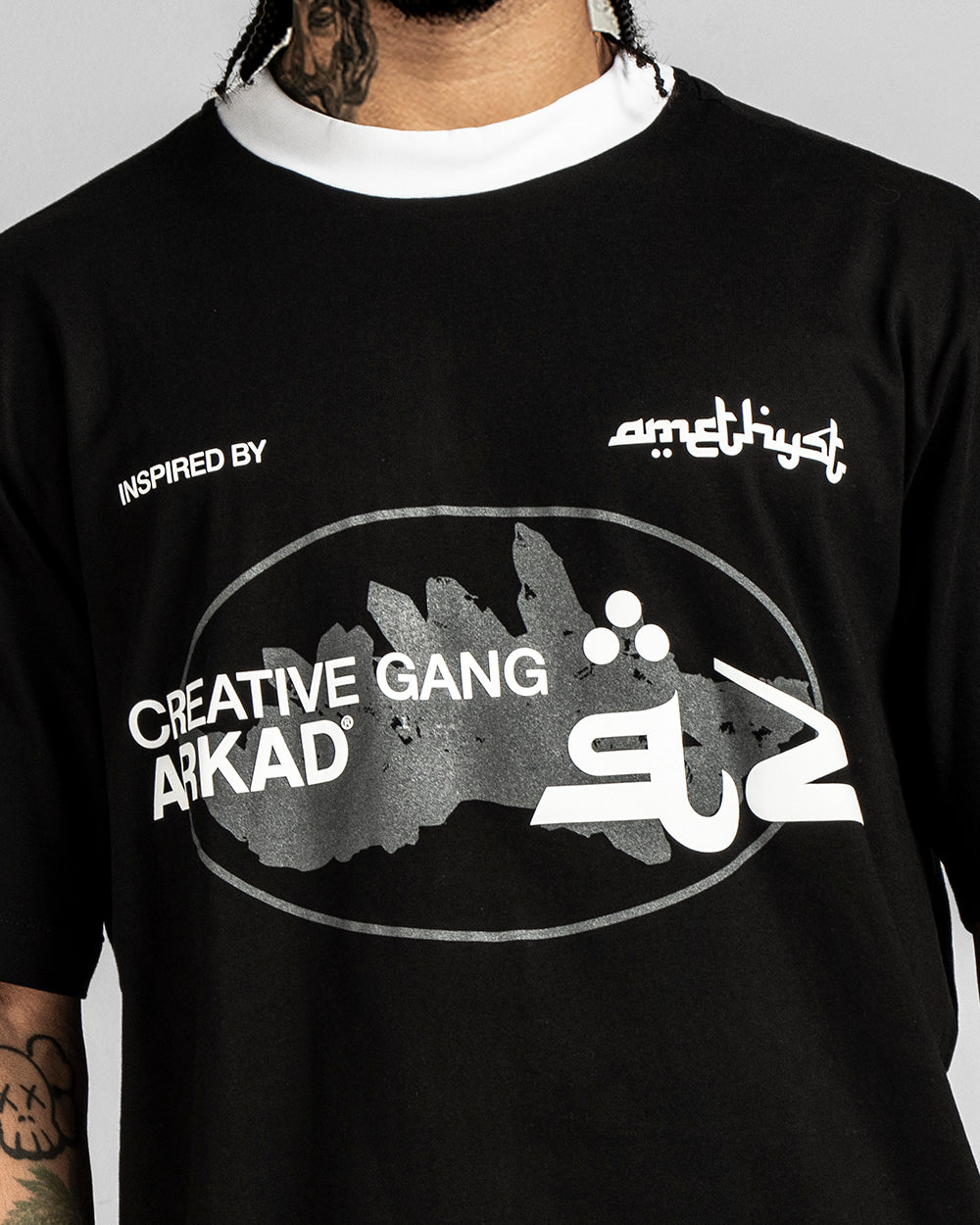 Tshirt Negra Cuello Blanco Quartz Creative Gang